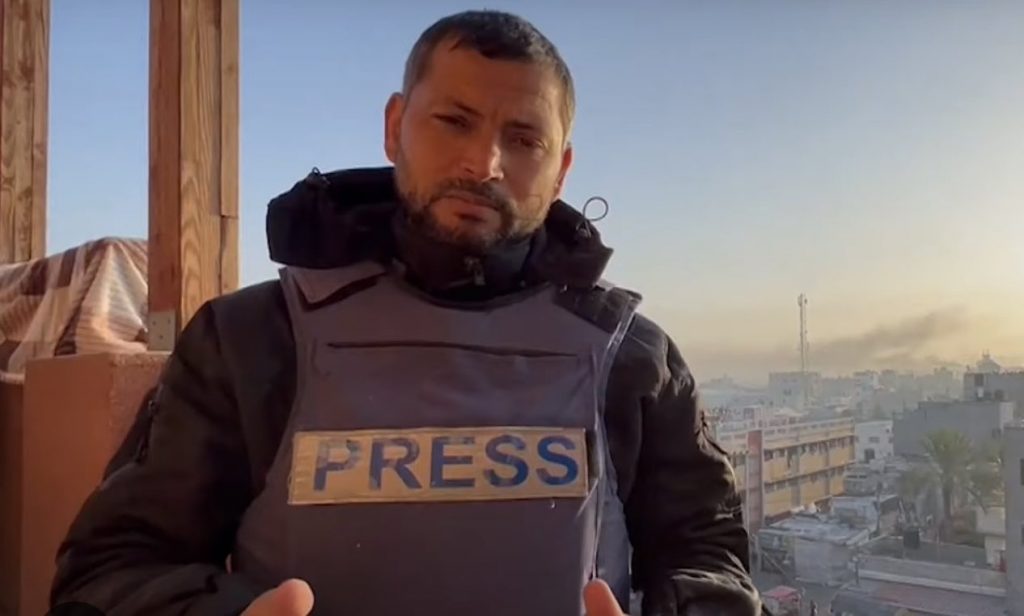 Dos periodistas palestinos resultaron heridos de gravedad como resultado de un bombardeo israelí dirigido a un grupo de periodistas, al norte de Rafah.