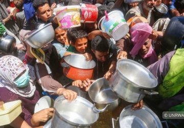 UNRWA People clamour for food in Gaza 28abr25